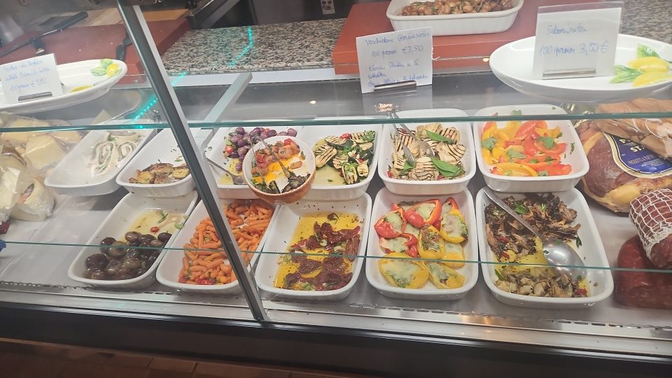 Antipasti-Auswahl in der Theke