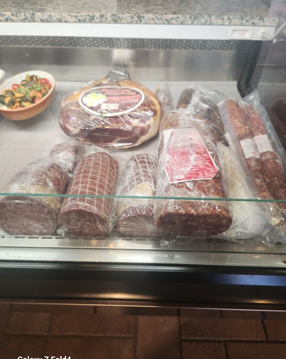 Salami, Parmaschinken und Wurstspezialitäten in der Theke