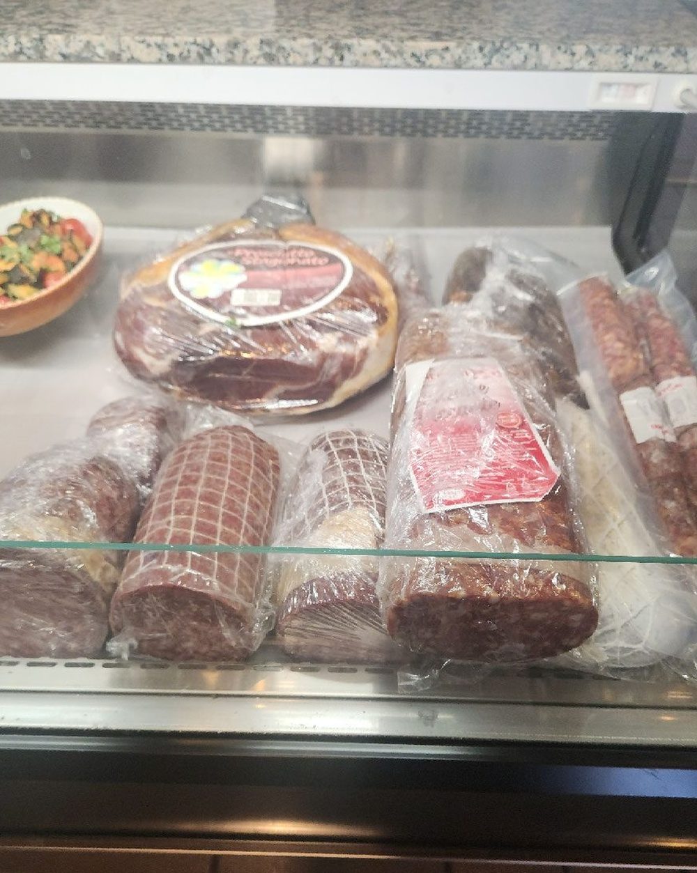 Salami, Parmaschinken und Wurstspezialitäten in der Theke