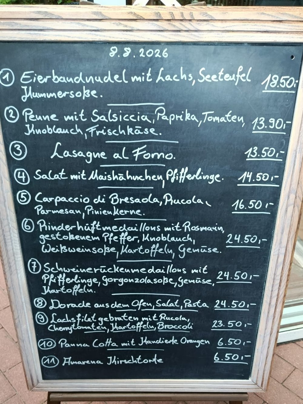 Handgeschriebene Tafel mit der Tageskarte der Vecchia Cantina