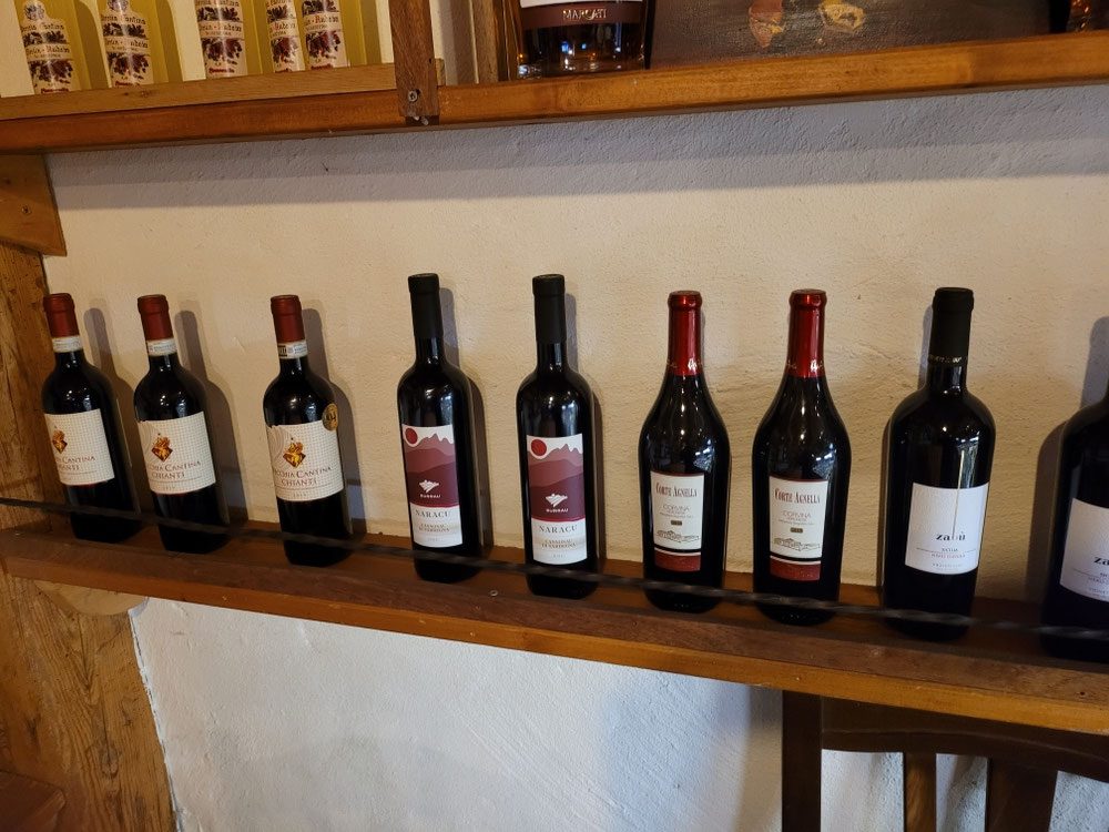 Weinregal mit italienischen Rotweinen